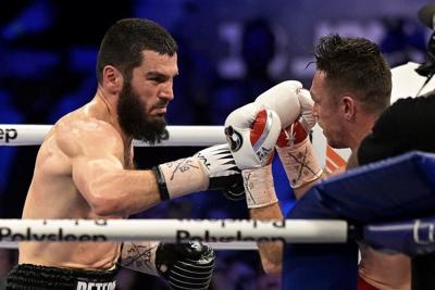 Beterbiev knocks out Smith to retain light heavyweight belts