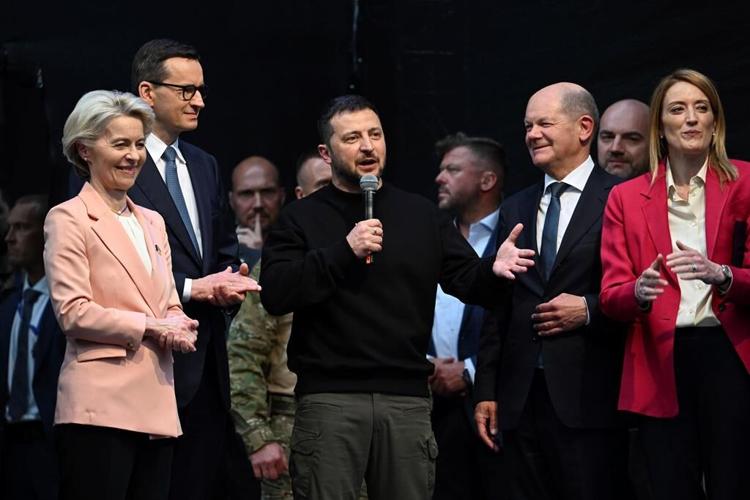 Ukraine's Zelenskyy makes surprise visit to Paris for talks with French President Macron