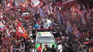 Brazil's Lula and Flávio Bolsonaro campaign in powerhouse state ahead of Sunday's presidential vote