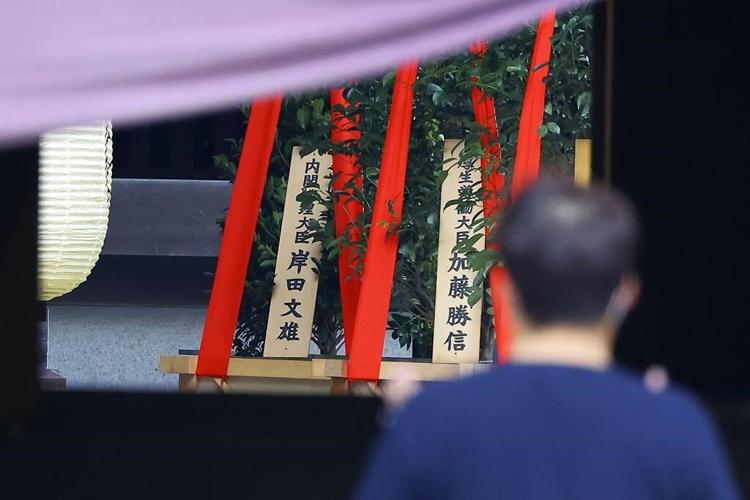 Japan leader sends offerings to controversial Tokyo shrine