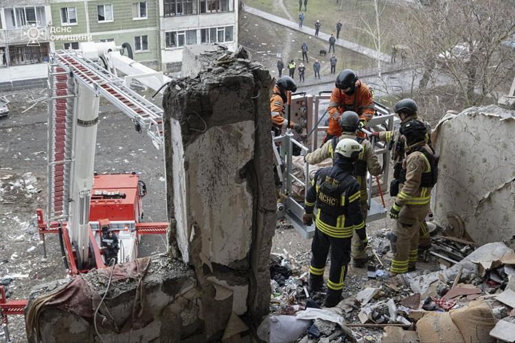 A Russian drone strikes an apartment building in Ukraine, killing at least 4