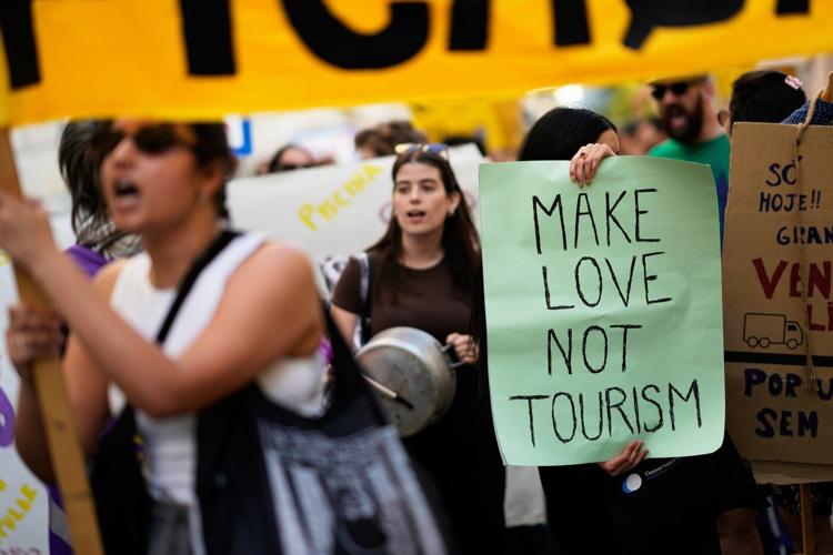Spaniards turn water pistols on visitors in Barcelona and Mallorca to protest mass tourism