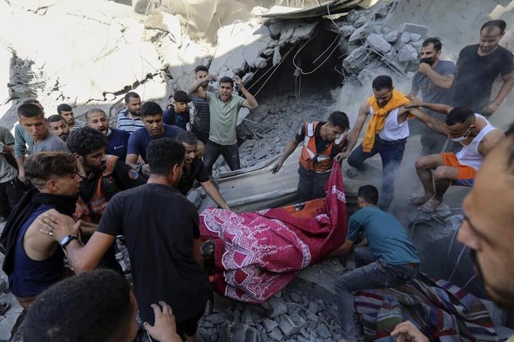Live updates | Israeli warplanes hit a refugee camp in Gaza Strip, killing dozens