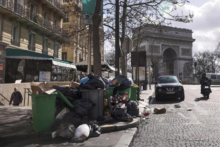 Garbage: In Paris streets, heaps of it become protest symbol