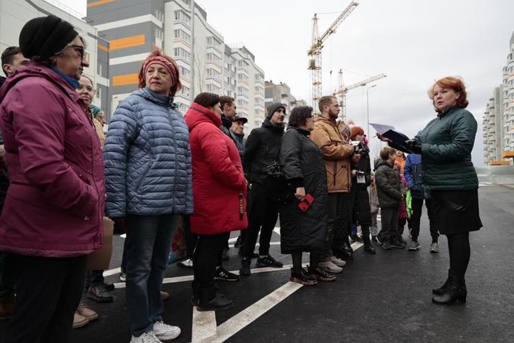 Russian soldiers enter Kherson homes, dig in for urban war
