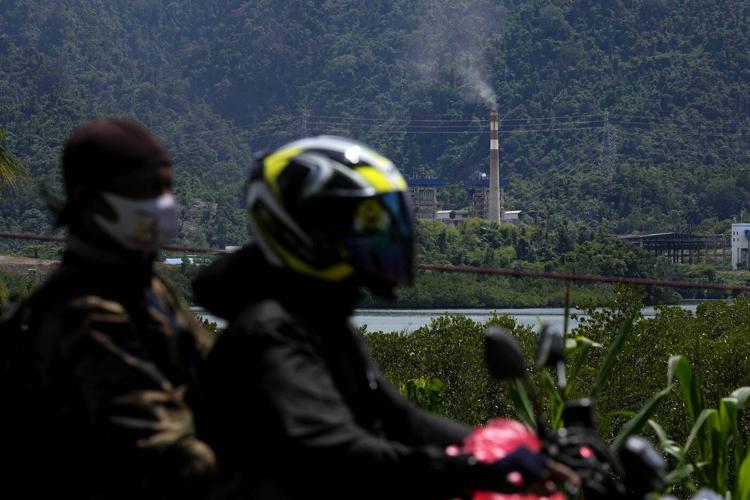 Indonesia's Prabowo plans to retire all fossil fuel plants in 15 years, but experts are skeptical