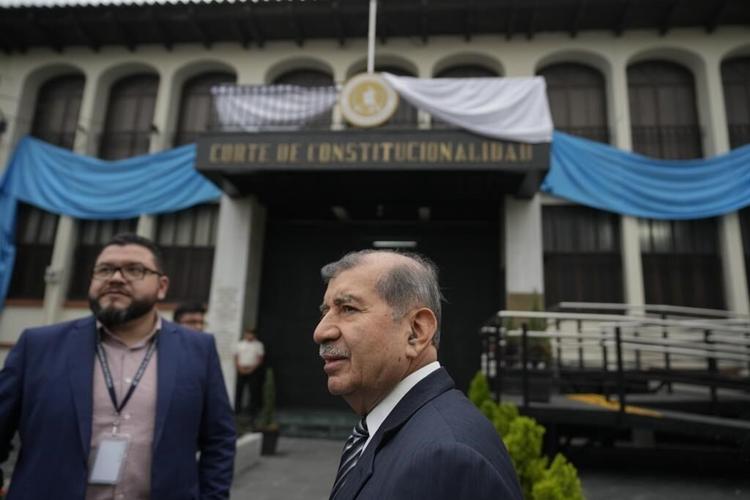 Police scuffle with electoral court justices in Guatemala as prosecutors seek to seize vote tallies