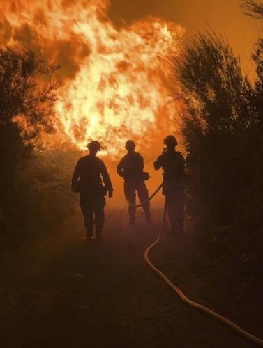 Hundreds able to return home after fleeing wildfire along California-Nevada line near Reno