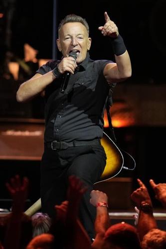 Exuberant Springsteen, E St. Band launch 1st tour in 6 years