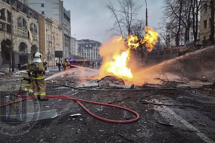 Russian bombardment targets Kyiv after Ukraine fires US-made missiles across the border