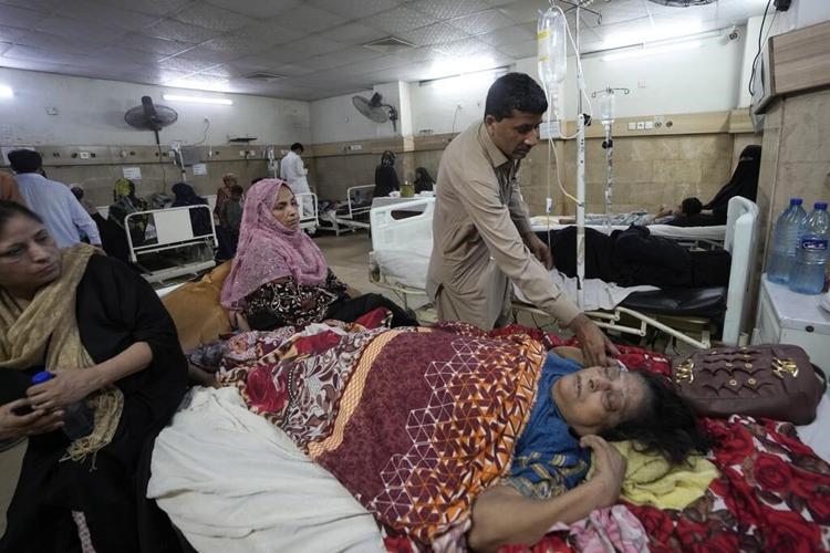 Doctors treat hundreds of victims of heatstroke in Pakistan after heatwave hits the country