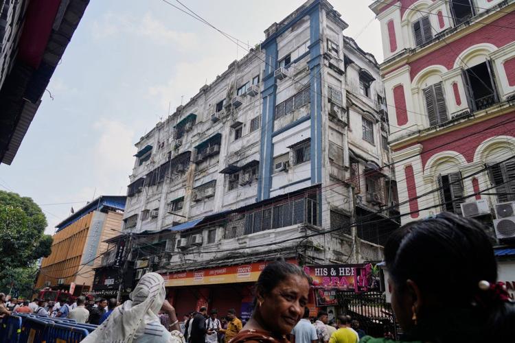 Fire in a building housing several hotels in eastern India kills 9 and injures 6