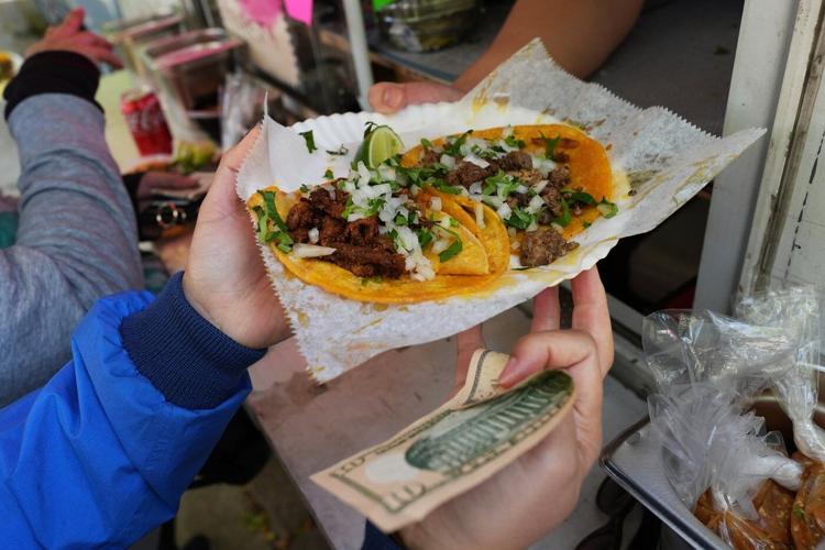 Chicagoans buy out street vendors amid a federal immigration crackdown