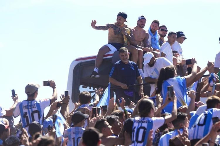 Argentina soccer team abandons parade amid swarms of people