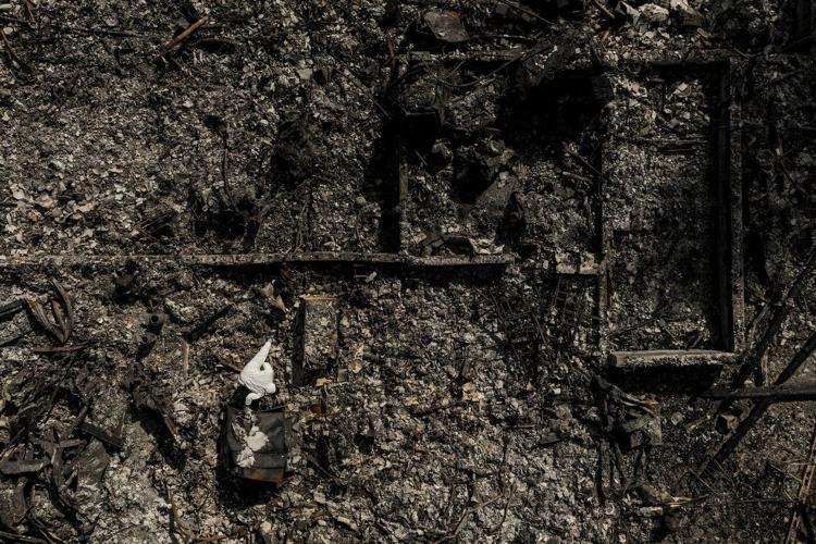 Weeks after fire ravaged the Pacific Palisades, residents return to dig for their mementos