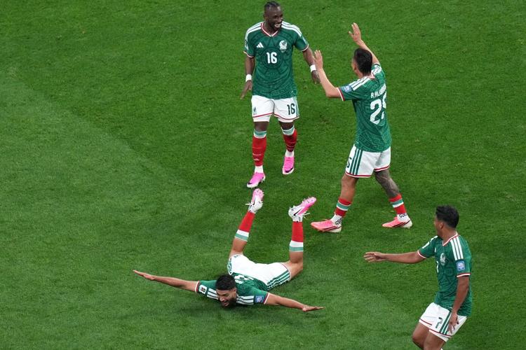 Mexico ends a 40-year knockout drought, beats Ecuador 2-0 to reach the round of 16