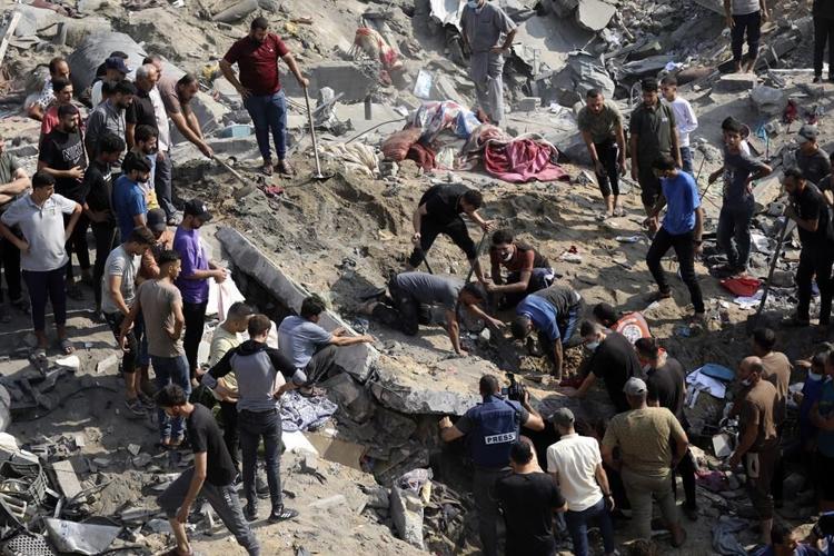 Israel agrees to 4-hour daily pauses in Gaza fighting to allow civilians to flee, White House says