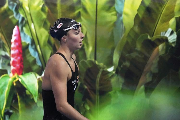 Summer McIntosh wins first gold medal at worlds in her quest for five