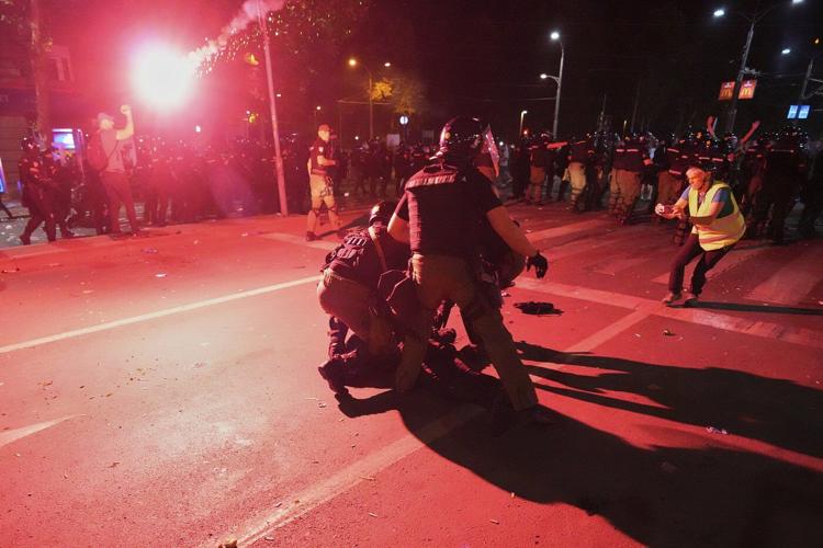 Thousands set up street blockades in Serbia after arrests of anti-government protesters