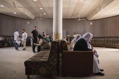 The closure of camps in Iraq housing Yazidis displaced by IS attacks is postponed, an official says