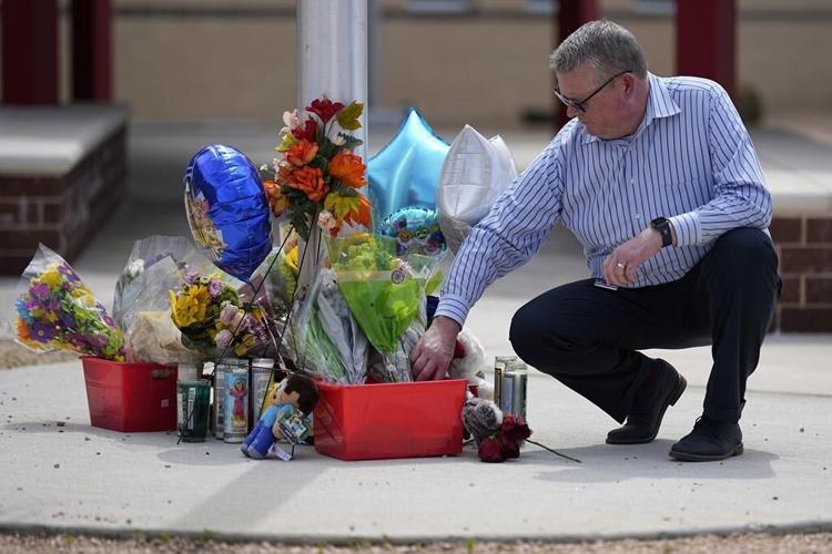 Few leads, false alarms as search for Texas gunman drags on