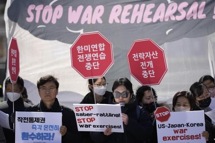 US, S. Korea hold drills as North launches missiles from sub