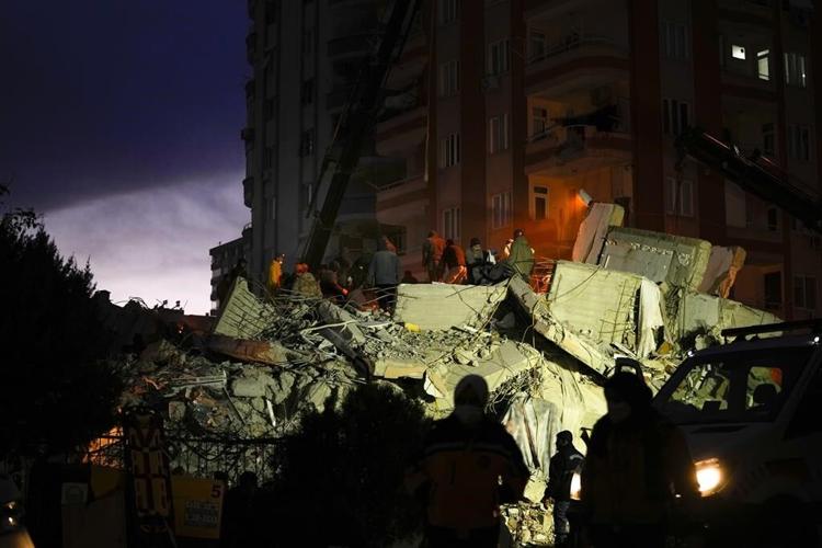Crews find survivors, many dead after Turkey, Syria quake