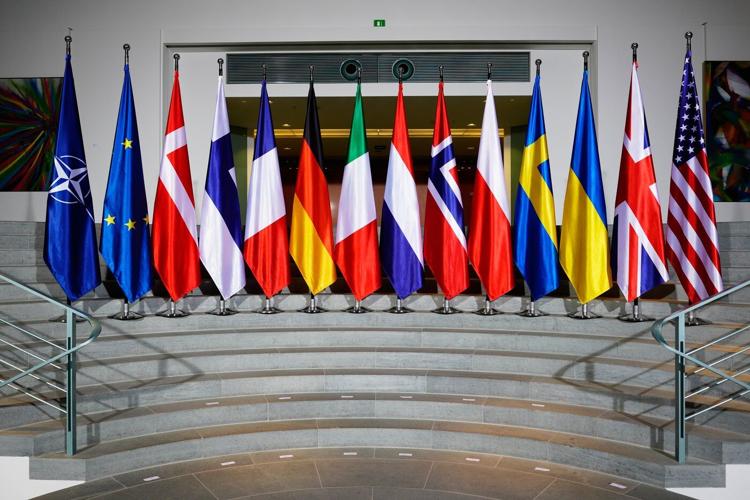 U.S officials say Washington has agreed to give Ukraine security guarantees in peace talks