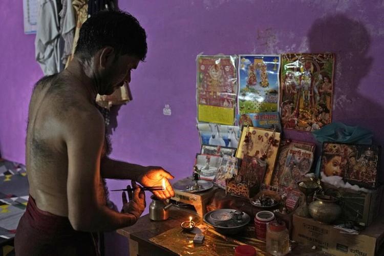 In rural India, summer's heat can be deadly. Ambulance crews see the toll up close