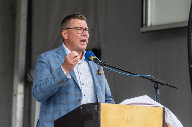 Booze down, elbows up: Prairie politicians, consumers react as tariff war heats up