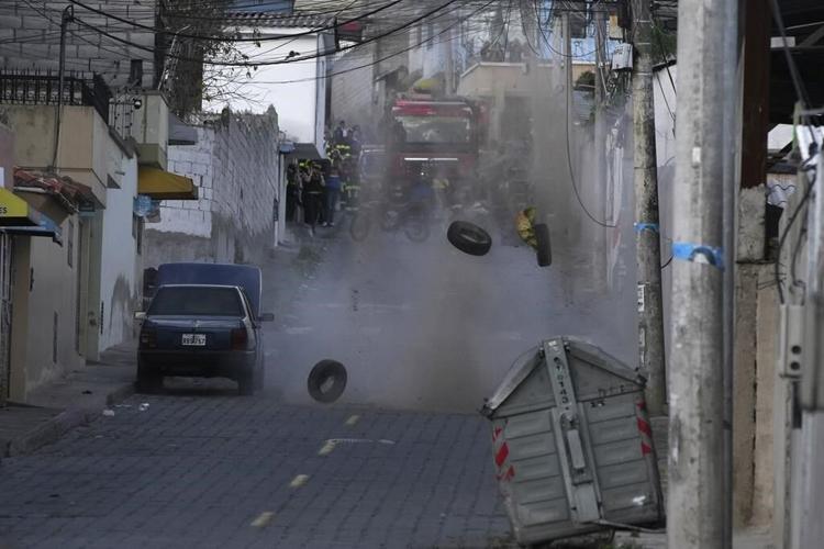 Violence rattles Ecuador as a nightclub arson kills 2 and a bomb scare sparks an evacuation