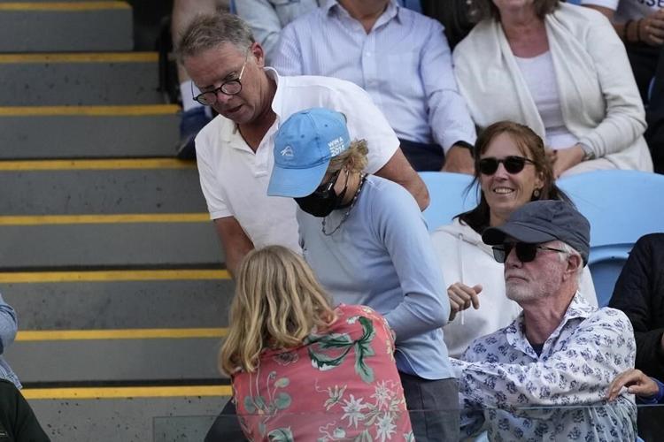 Protestor throws papers on court, briefly delaying Australian Open match between Zverev and Norrie