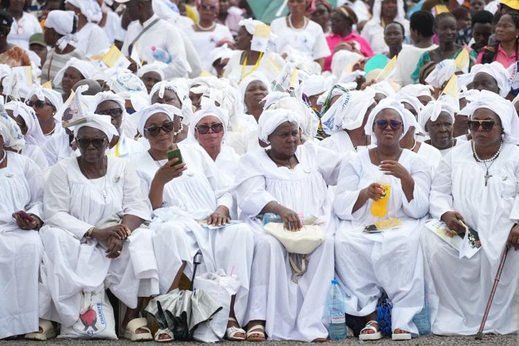 Pope urges young people to resist temptation of corruption in big Mass in Cameroon