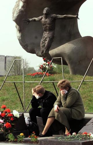 AP Was There: Early Chernobyl victims buried in Moscow cemetery