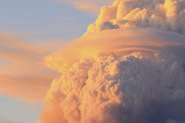 'Fire clouds' over Arizona and Utah wildfires are creating their own erratic climate