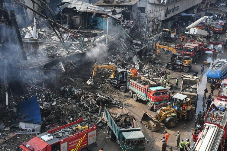 Rescuers race to recover bodies after massive Karachi shopping plaza fire, in photos