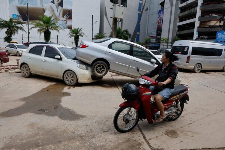 Flooding death toll in southern Thailand rises to more than 80 as water levels fall