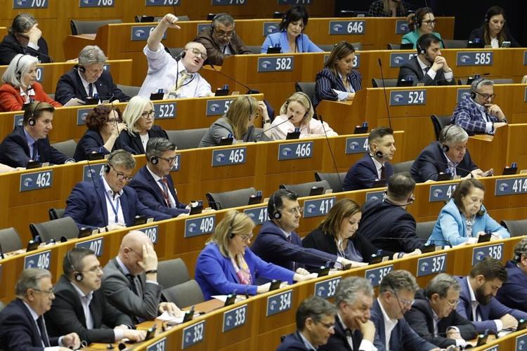 EU lawmakers approve an overhaul of migration law, hoping to deprive the far right of votes