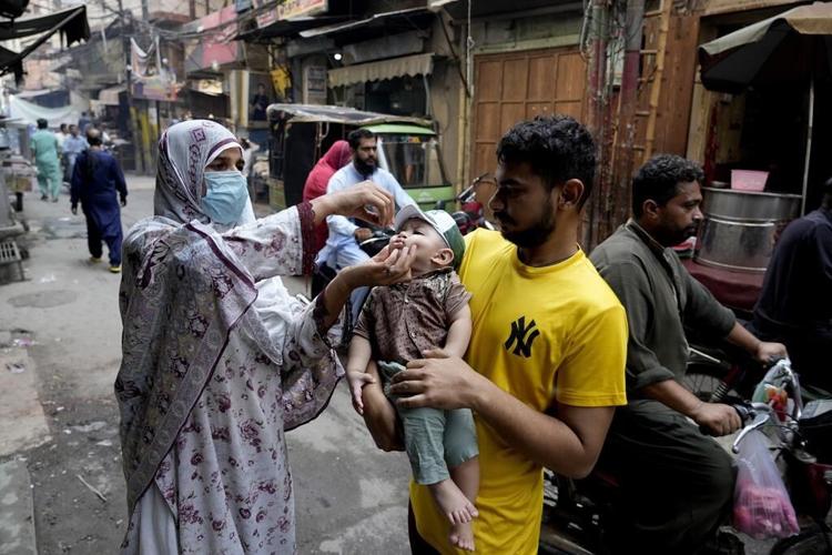 A bomb hits a vehicle guarding an anti-polio drive in Pakistan and wounds 9