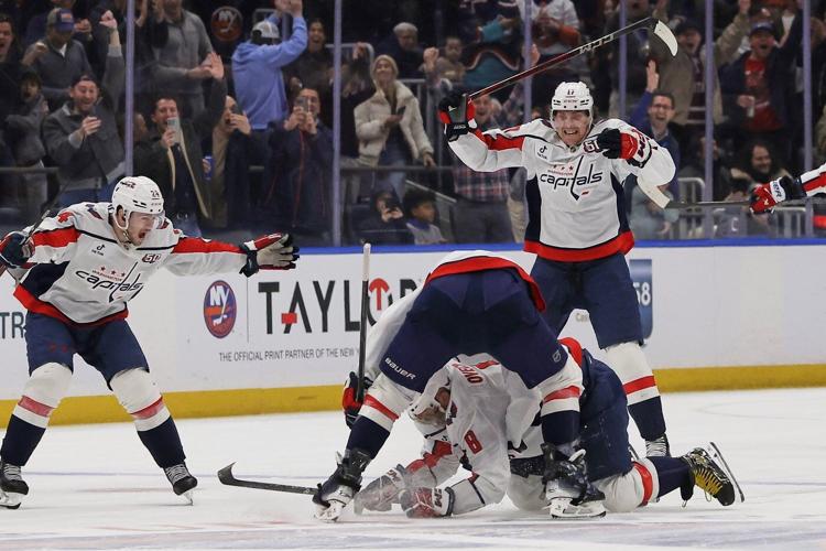 Alex Ovechkin breaks Wayne Gretzky's NHL career goals record by scoring his 895th