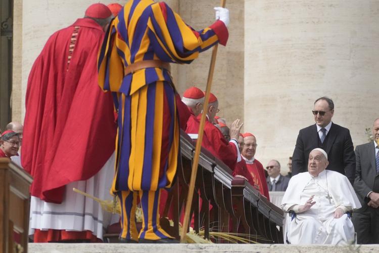Convalescing Pope Francis opens Holy Week with in-person greeting in St. Peter's Square