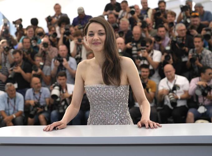 Oscar winners chop off their hair for protesters in Iran