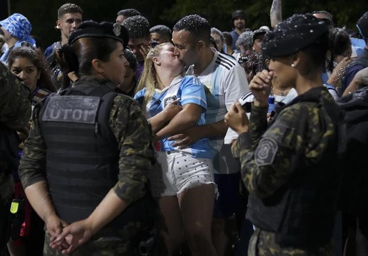 Sea of people try to catch glimpse of Argentina soccer team