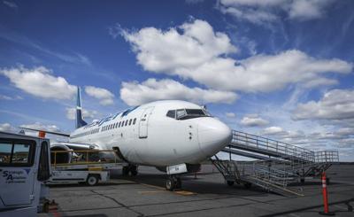 Some airlines reduce fuel surcharges as oil falls, while others hold steady