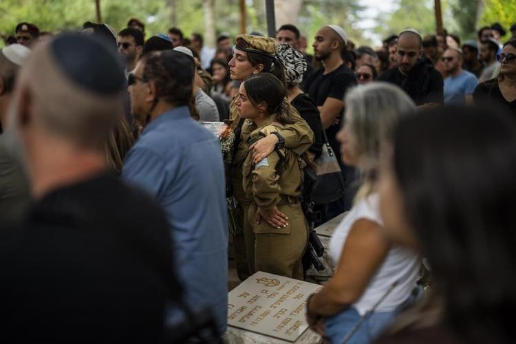 Heavy fighting rages near main Gaza hospital and people trapped inside say they cannot flee