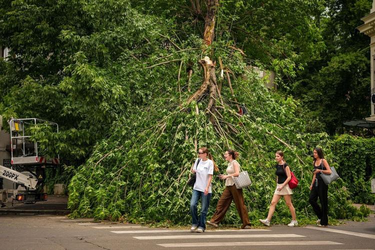1 dead in Romania in a powerful storm after intense heat wave