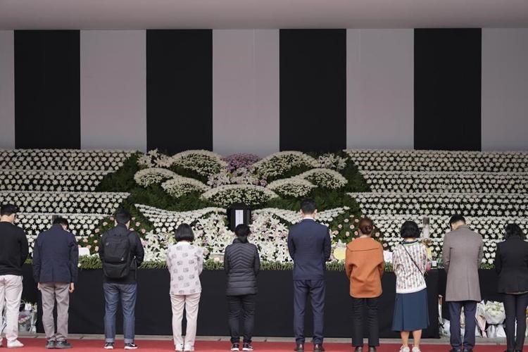 Families, friends struggle to cope after Seoul crush