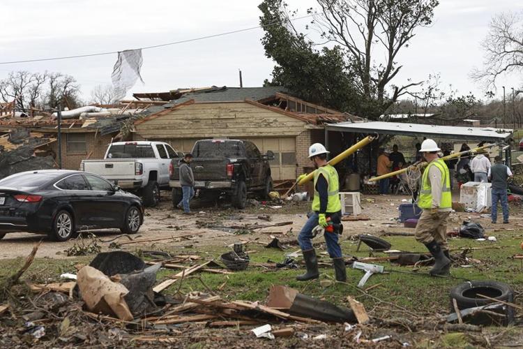 US storm brings tornadoes, blizzard-like conditions; 2 dead