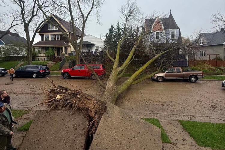 Fast-moving storms batter the Midwest, flooding streets and stranding commuters