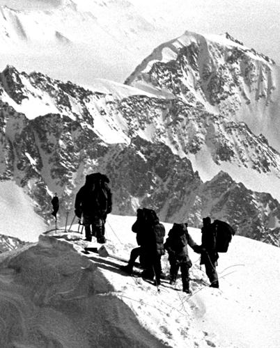 Legendary mountaineer Jim Whittaker, the first American to summit Mount Everest, dies at 97